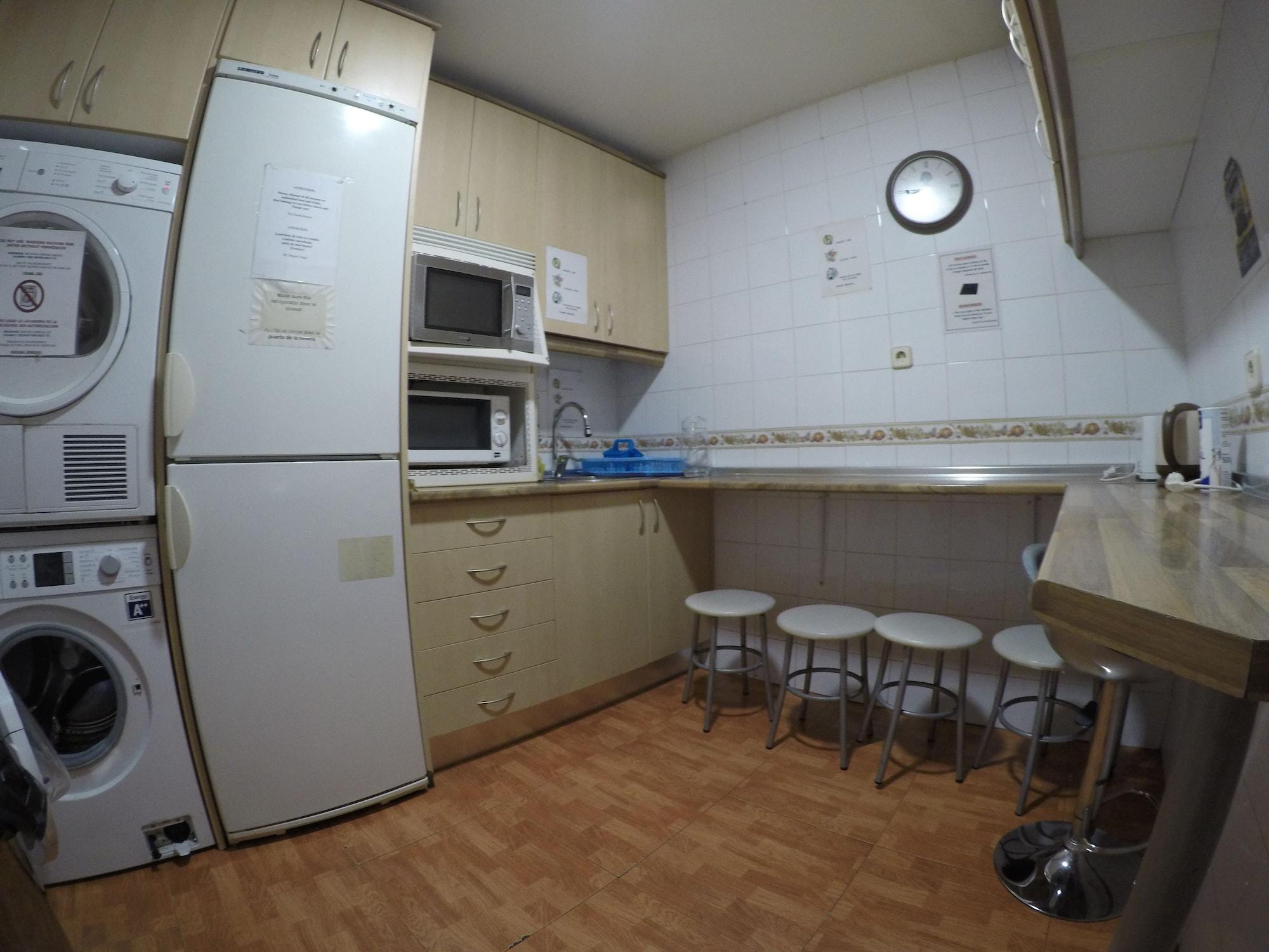 Rc Miguel Angel Hostel Madrid Exterior photo A typical kitchen in a hostel