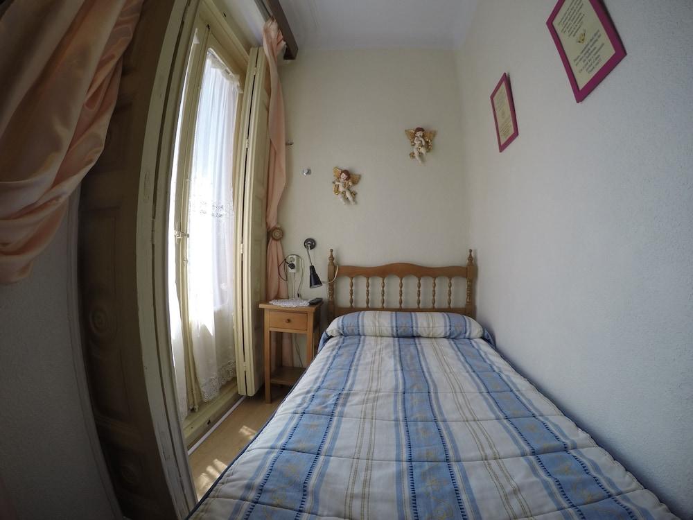 Rc Miguel Angel Hostel Madrid Exterior photo A single bed