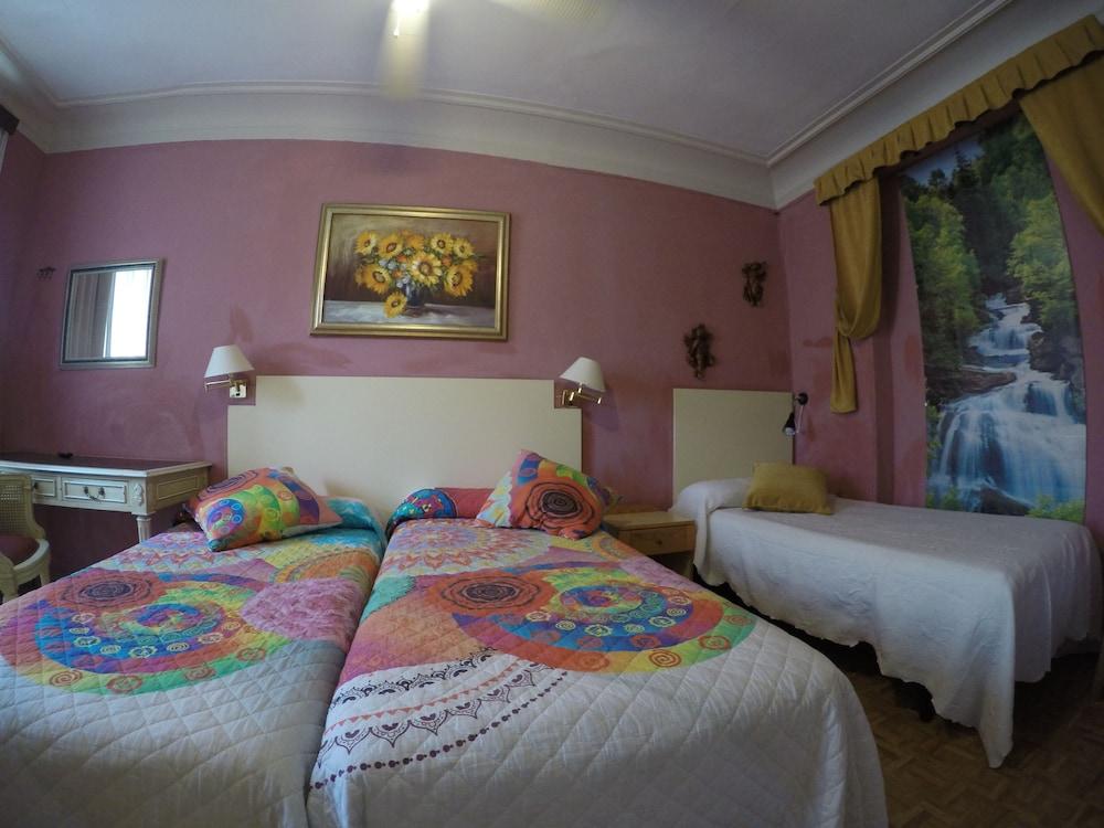 Rc Miguel Angel Hostel Madrid Exterior photo A room at the hotel