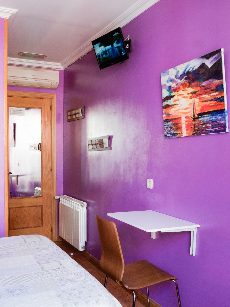 Rc Miguel Angel Hostel Madrid Exterior photo A room with purple walls