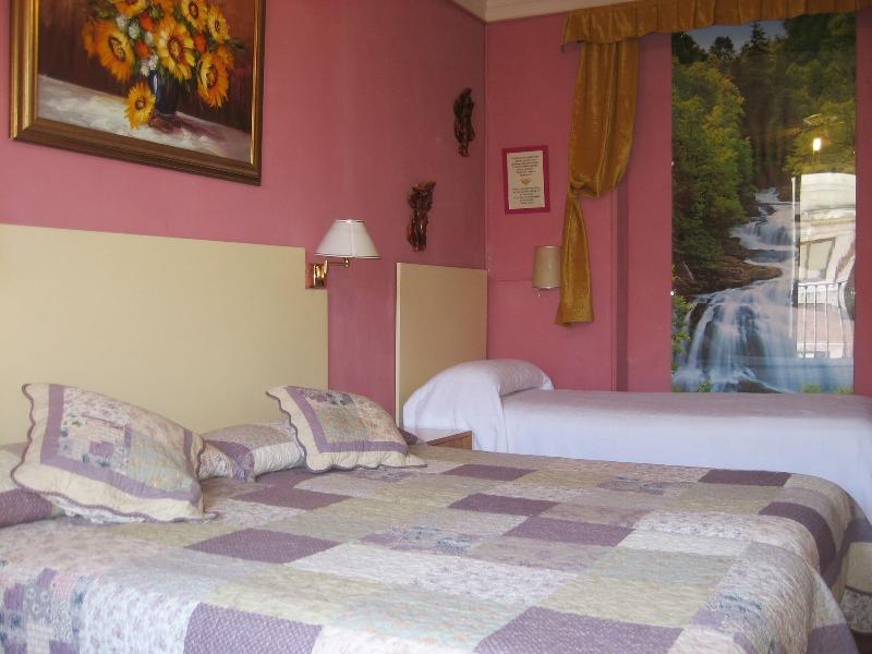 Rc Miguel Angel Hostel Madrid Exterior photo A room at the hotel